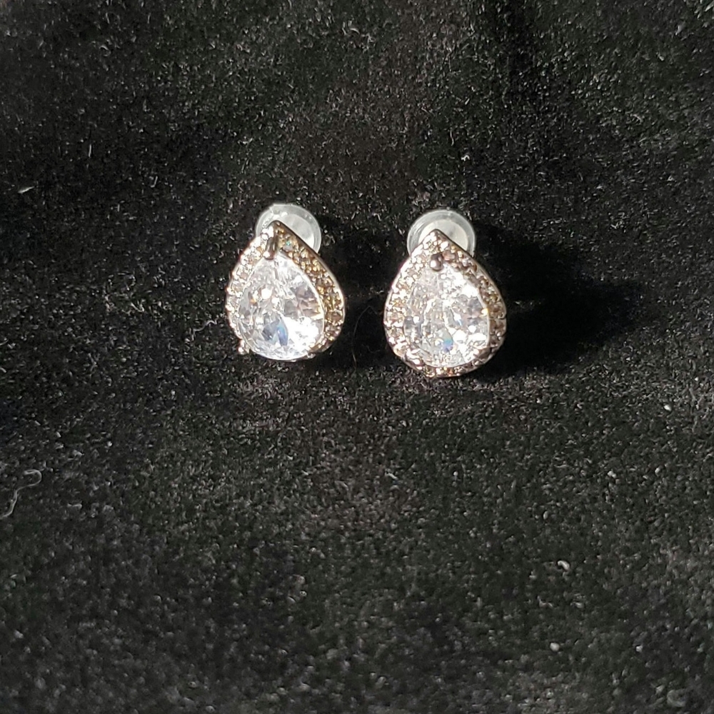 ❤️ 2/$80 Tear drop Earrings